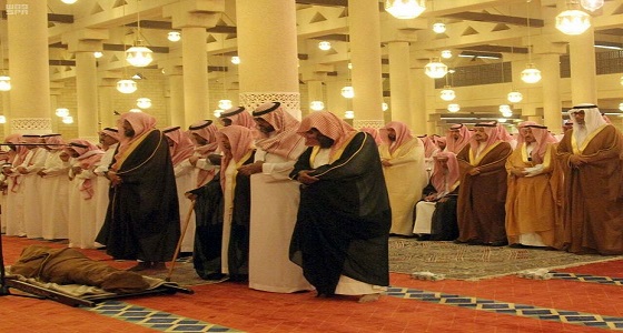 الأمير فيصل بن بندر يؤدي صلاة الميت على الشيخ بن ماجد