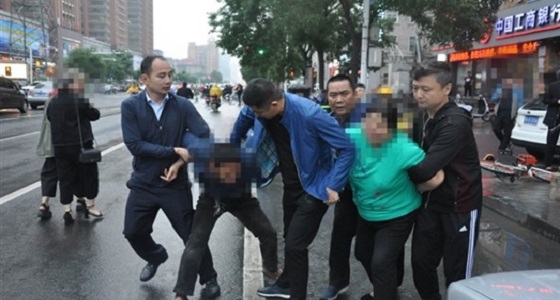 أم تبيع طفلتها لشراء مستحضرات تجميل