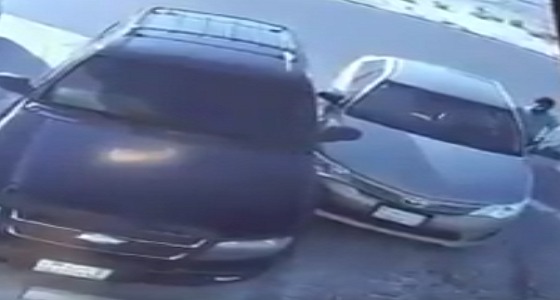 بالفيديو.. سائق يتسبب في حادث بعد محاولات عديدة للخروج من موقف السيارات