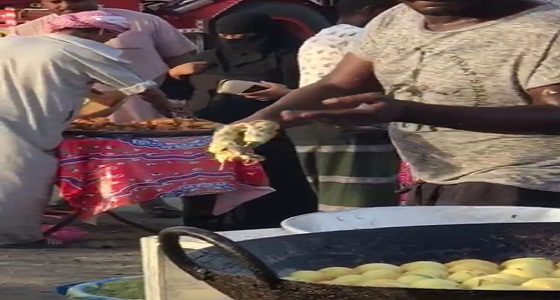 بالفيديو.. عمالة تثير الجدل بعد إعدادها الطعام بطريقة مثيرة للاشمئزاز في جدة