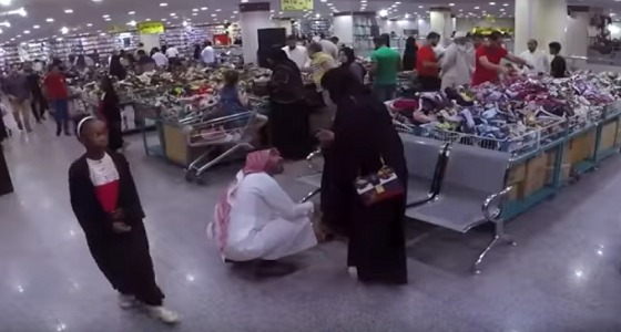 بالفيديو.. رد فعل المتسوقين على امرأة تتعدى على زوجها ووالدته بأحد المحلات