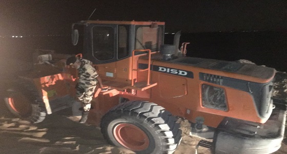 بالصور.. دوريات المجاهدين تضبط شيول و6 شاحنات ينهلون الرمال جنوب طريق الرياض
