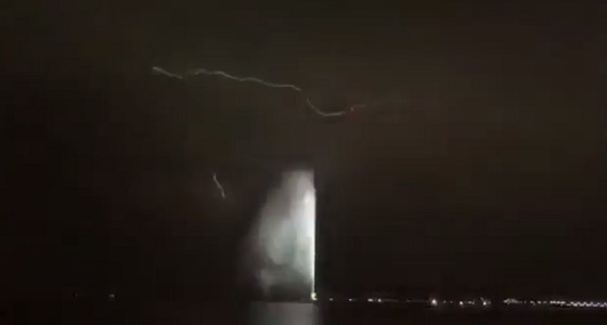 بالفيديو.. مشهد رائع يجمع البرق مع نافورة جدة