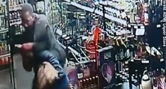 بالفيديو.. امرأة وابنتها تلقنان لصا درسا قاسيا