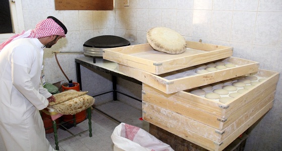 بلدية النعيرية والشرطة تضبطان شقة حولتها عمالة مطعم