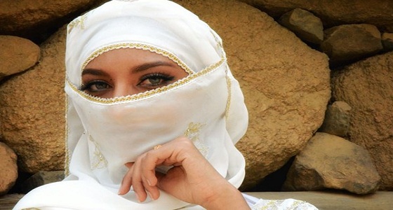 بالصور.. فتاة سعودية تلفت أنظار زوار &#8221; الأيام الثقافية &#8221; في طاجيكستان