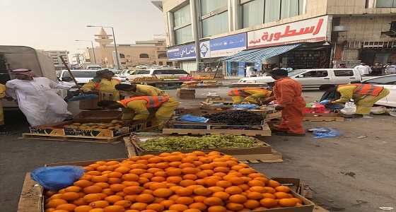 خلال حملاتها.. أمانة الرياض تصادر 10 طن من الخضار والفاكهة و65 بسطة
