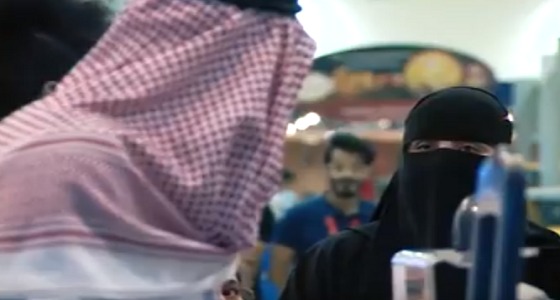 بالفيديو..الصدمة يرصد شباب يهاجمون عجوز في متجر وردود فعل الحضور