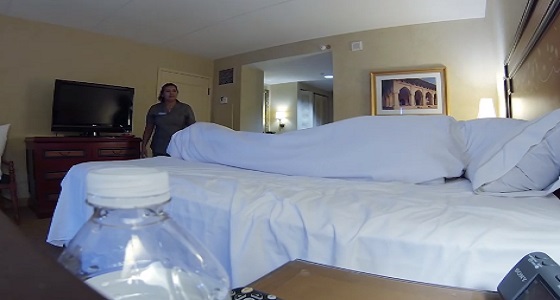 بالفيديو.. رد فعل صادم لعاملة عثرت على جثة داخل غرفة فندق