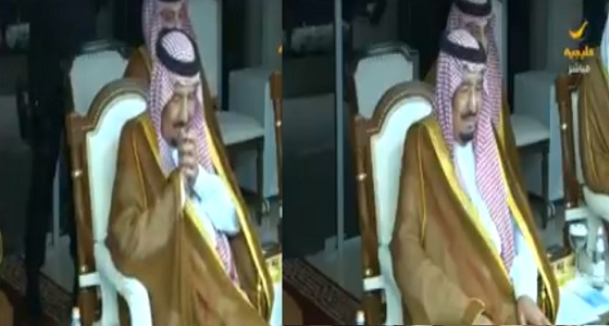 بالفيديو.. لحظة تأثر خادم الحرمين بعد رؤية أبيه الملك عبدالعزيز