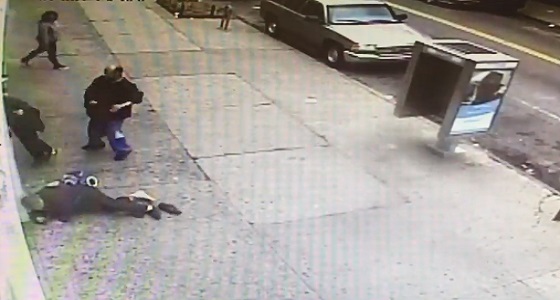 بالفيديو.. مشرد يعتدي على امرأتين مسنتين في الشارع