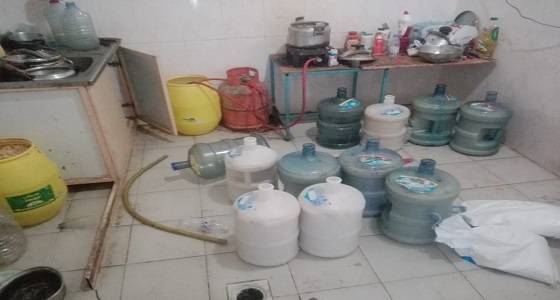 دوريات الأمن بجازان تضبط مصنعين للخمور والشمة