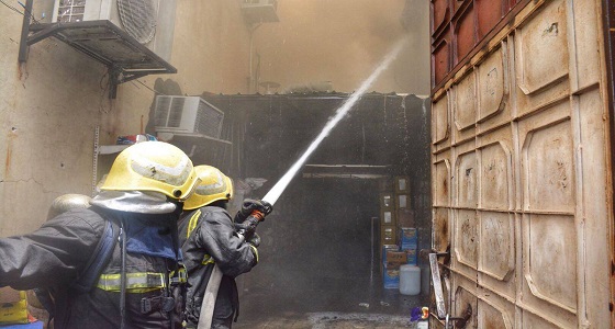 بالصور.. الدفاع المدني يخمد حريق هائل في جدة