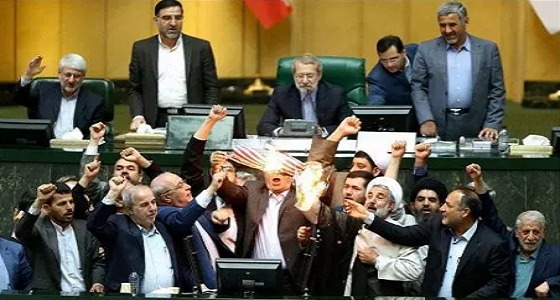 نواب إيرانيون يشعلون النيران في علم الولايات المتحدة.. ويهتفون: &#8221; الموت لأمريكا &#8220;