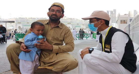 ” زائر باكستاني ” يفقد طفله بالمسجد الحرام وفرق المتطوعين تعثر عليه