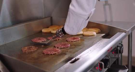 بالفيديو.. أول روبوت يعمل على طهي البرجر بمطعم أمريكي