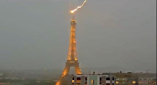 بالفيديو.. صاعقة من البرق تضرب قمة برج إيفل