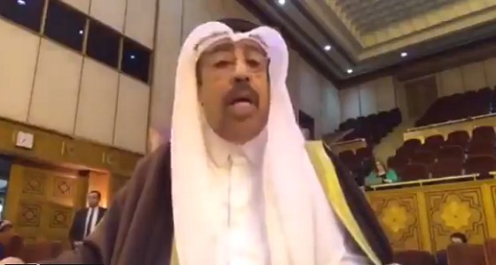 بالفيديو.. ممثل قطر في اجتماع وزراء الإعلام يتحدث مع الكراسي