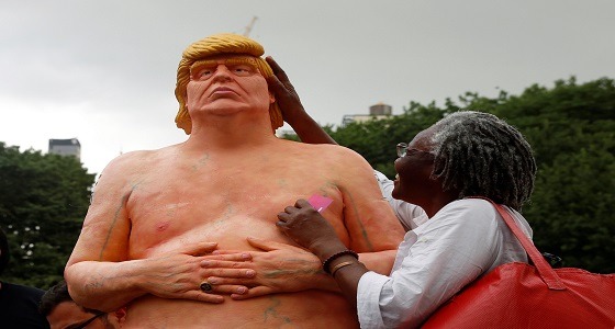 شخصية تلفزيونية تشتري تمثال ترامب &#8221; العاري &#8221; بمبلغ ضخم