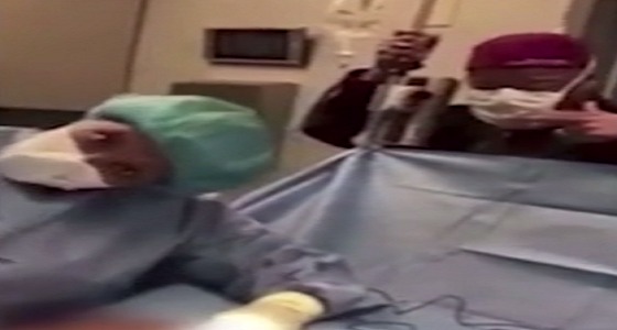 بالفيديو.. حفلة رقص لطبيبة تجميل داخل العمليات تتسبب في تلف مخ مريضة