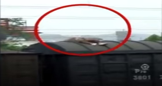 بالفيديو.. شاب صعد على سطح قطار ليلتقط صورة فصعق بسلك كهربائي
