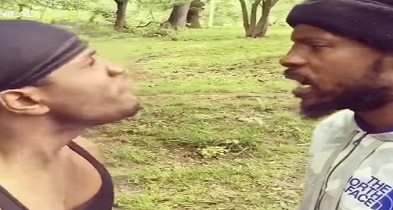 بالفيديو.. رجل يعتدي على المدخنين في الشارع