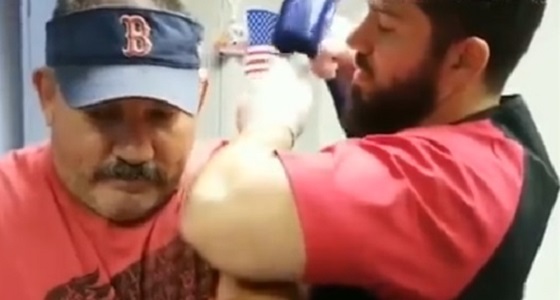 بالفيديو.. طبيب يعيد ذراع رجل للحركة بعد 10 سنوات باستخدام مطرقة