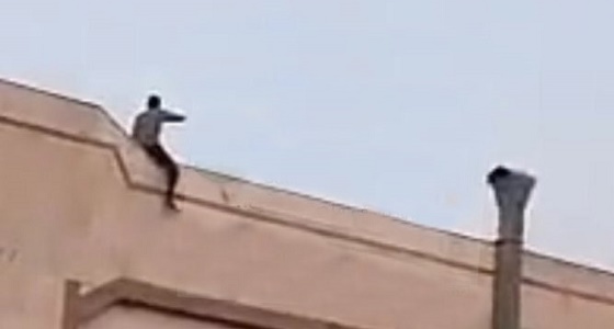 مواطن شاب يحاول الانتحار من أعلى مبنى سكني بالرياض