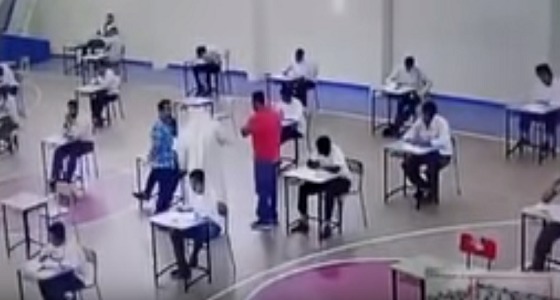 بالفيديو.. طلاب يعتدون على مدير مدرسة ومعلم أثناء أداء الاختبارات