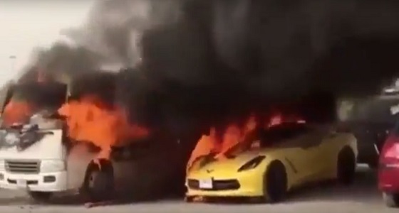 بالفيديو.. ” أسيوي ” يحرق 11 سيارة بدبي