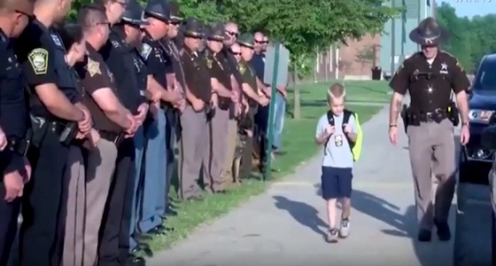 بالفيديو.. طفلاً يذهب إلى مدرسته بصحبة 70 ضابط شرطة