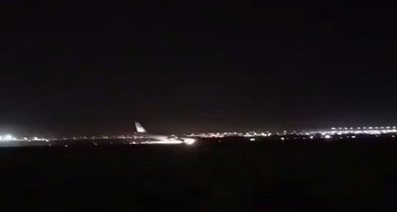 بالفيديو.. هبوط طائرة لـ &#8221; الخطوط السعودية &#8221; اضطراريًّا في مطار الملك عبدالعزيز