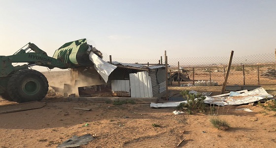 بالصور.. إزالة 67 مخيما و12 غرفة من البلك شمال الرياض