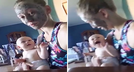 بالفيديو.. رد فعل صادم لطفل وضعت والدته ماسك على وجهها