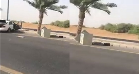 بالفيديو .. سيارة تقتلع كاميرا &#8221; ساهر&#8221; بطريق صبيا بجازان