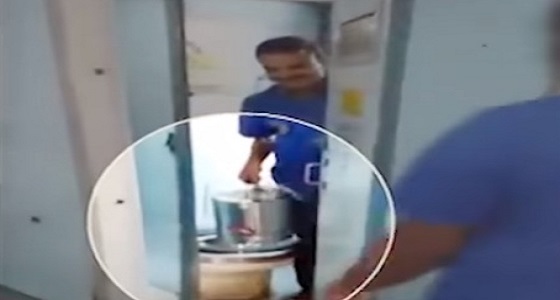 فيديو مروع لعامل يستخدم مياه المرحاض لصنع الشاي