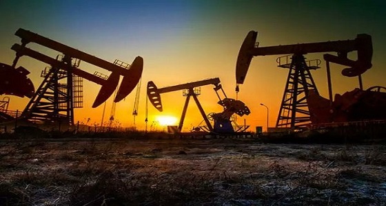 أسعار النفط تتراجع وتخالف التوقعات
