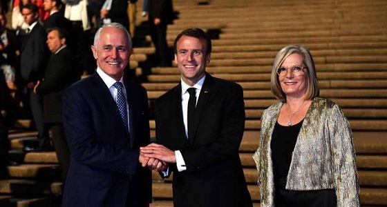 بالفيديو.. ماكرون يثير ضجة بمغازلة زوجة رئيس الوزراء الأسترالي