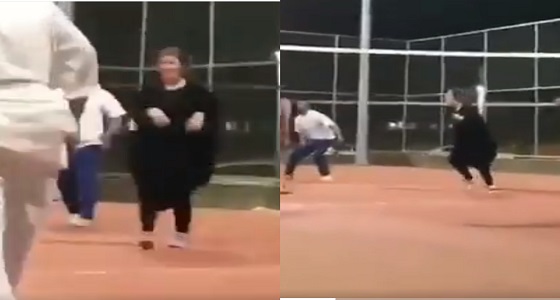 بالفيديو.. فتاة تلعب كرة طائرة مع شباب تثير الجدل