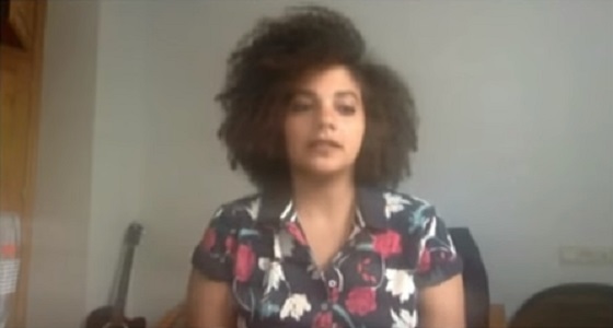 بالفيديو.. فتاة تهاجر إلى إسبانيا بسبب السخرية من شعرها المجعد