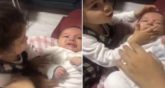 بالفيديو.. طفلة تصفع شقيقها الرضيع بطريقة مروعة
