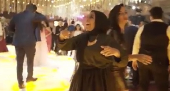 بالفيديو.. فتاة تشعل حفل زفاف برقصها الغريب