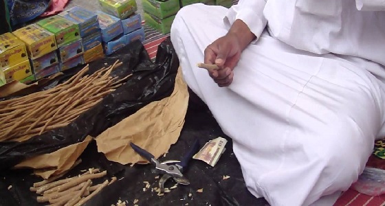 تفاصيل التغريدة التي حولت مواطن بسيط لأشهر بائع مساويك بالمدينة