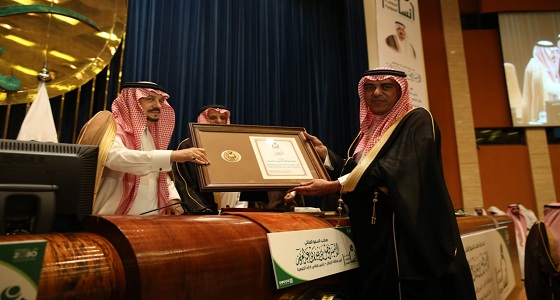 أمير الرياض يكرم مؤسسة آل جميح الخيرية لدعمها جمعية إنسان