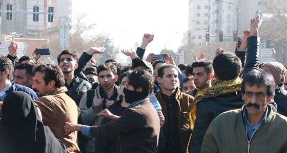 مظاهرات في إيران ضد الفساد.. ومطالبات بإعدام محافظ البنك المركزي