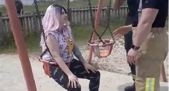 بالصور.. رجال الإطفاء يخلصون امرأة من مأزق محرج