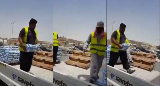 بالفيديو.. مواطنون يعملون تحت أشعة الشمس بنهار رمضان