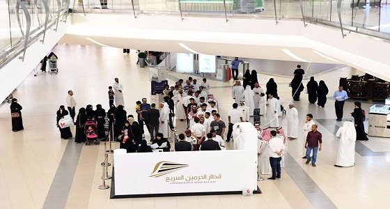 قطار الحرمين يوزع أول تذاكر مجانية للمواطنين بالمدينة المنورة