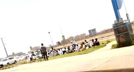 &#8221; سودانيون &#8221; يؤدون صلاة الجمعة داخل محطة وقود بالخرطوم