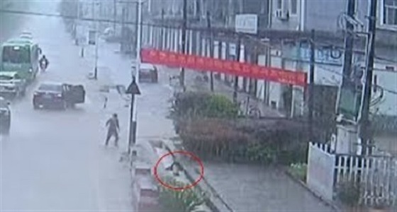 بالفيديو.. لحظة إنقاذ طفل سقط في بالوعة صرف صحي